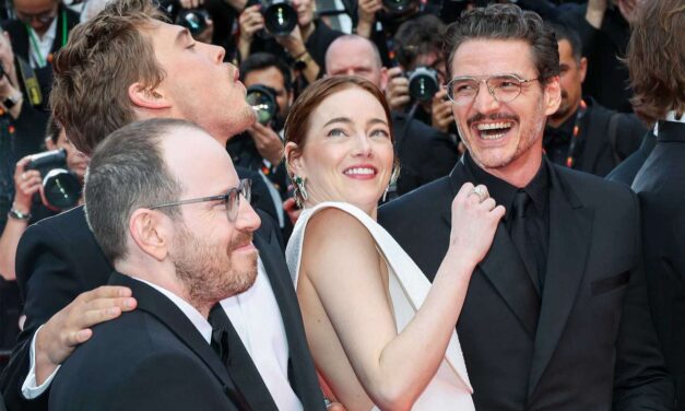 Austin Butler, Pedro Pascal essaie d&rsquo;aider Emma Stone à combattre Bee