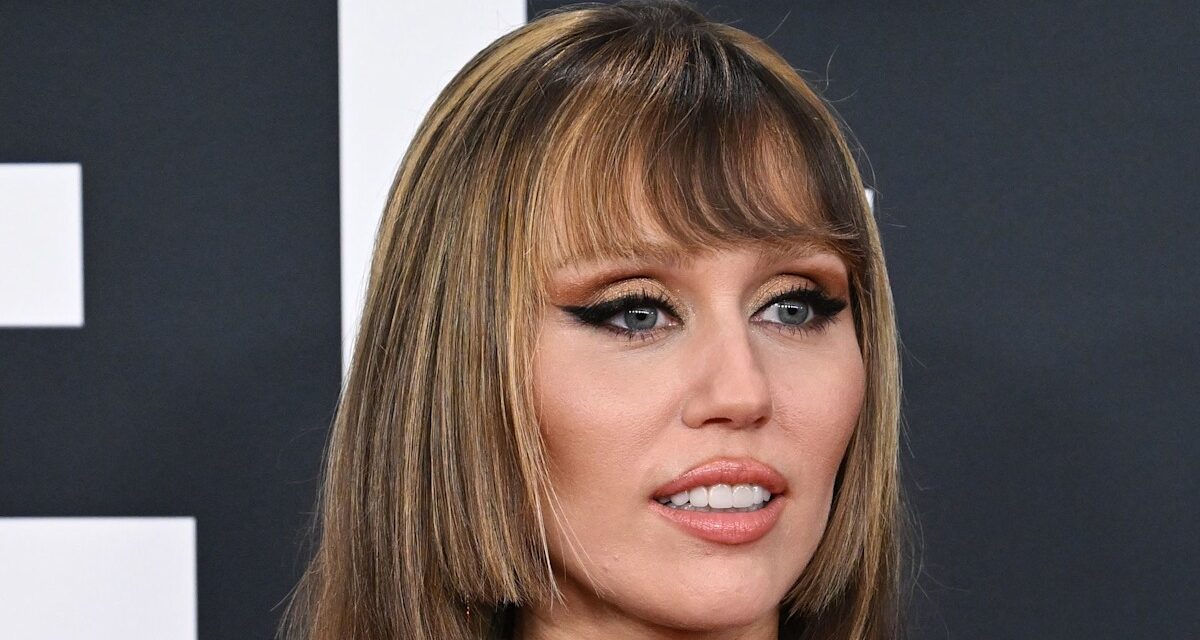 Miley Cyrus présente une figure ultra-ton