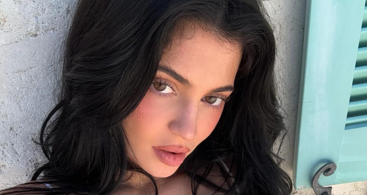 Kylie Jenner vient de secouer le plus petit maillot de bain que nous ayons jamais vu – et nous sommes obsédés