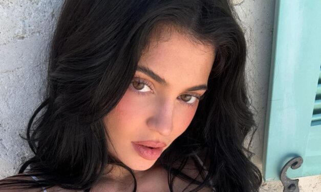 Kylie Jenner vient de secouer le plus petit maillot de bain que nous ayons jamais vu – et nous sommes obsédés