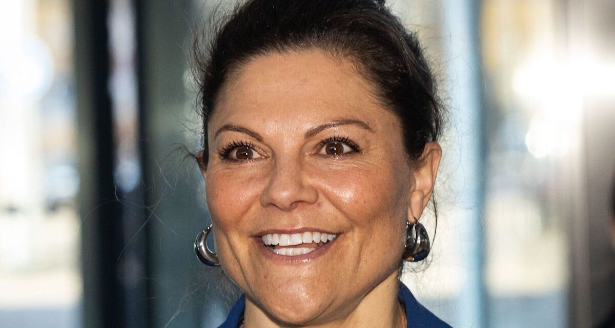 La princesse de la Couronne Victoria étourdie dans la chaussure de référence de chaque créateur de mode