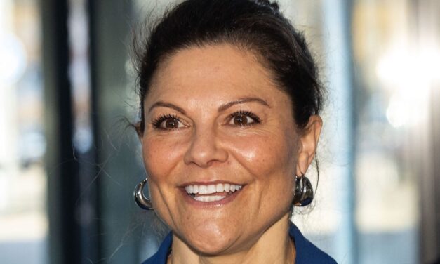 La princesse de la Couronne Victoria étourdie dans la chaussure de référence de chaque créateur de mode