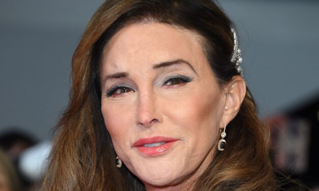 Khloe Kardashian devient candide sur son expérience différente en grandissant avec Caitlyn Jenner