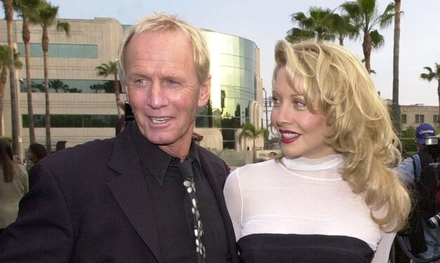 Crocodile Dundee met en vedette Linda Kozlowski et Paul Hogan Look Worlds loin des rôles de cinéma pendant les retrouvailles