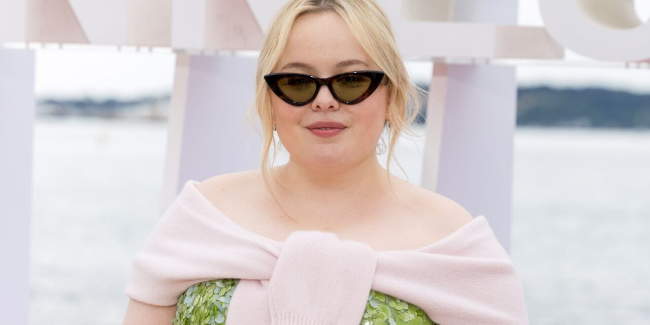 Nicola Coughlan vient de faire une tendance controversée des années 90 – et nous sommes obsédés