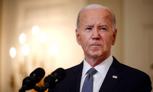 Le président Joe Biden fait la première apparition après le diagnostic du cancer pour marquer la fin de la fête d&rsquo;une époque