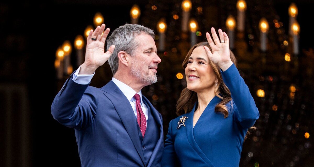 Le roi Frederik et la reine Mary ne peuvent pas se détacher des yeux lors de l&rsquo;apparence de balcon spécial