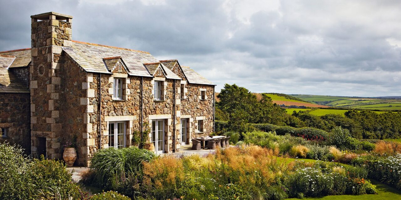 Une maison côtière à Cornwall avec des intérieurs purs et lumineux par Maron Lichtig