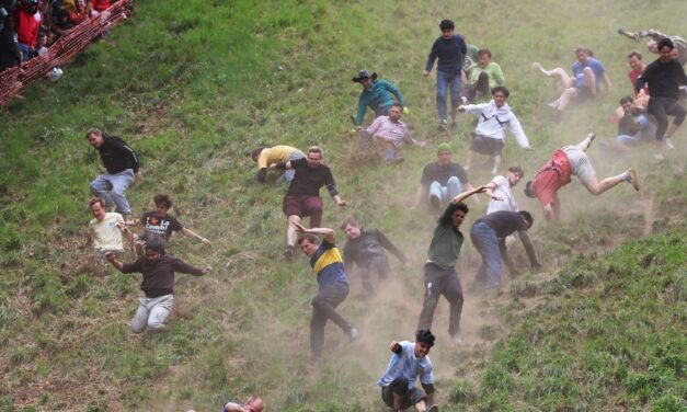 Festival du fromage Rolling Festival «  Flying Man  » Mise à jour de la santé comme la vidéo devient virale
