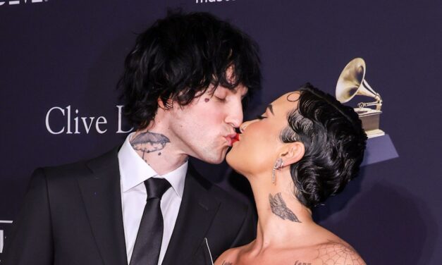 Demi Lovato épouse les lauts de jordan «Jutes» dans une superbe robe Vivienne Westwood