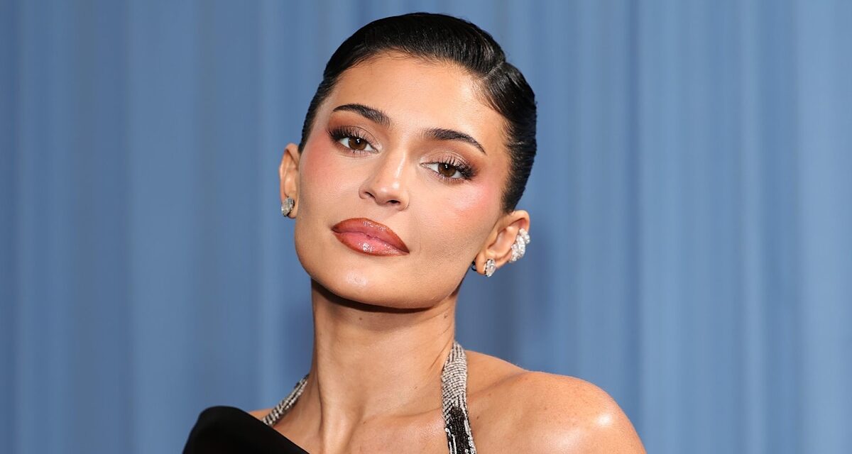 La mini-jupe de Kylie Jenner et le combo de soutien-gorge rouge est la saison du festival chic