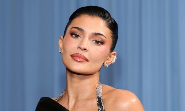 La mini-jupe de Kylie Jenner et le combo de soutien-gorge rouge est la saison du festival chic