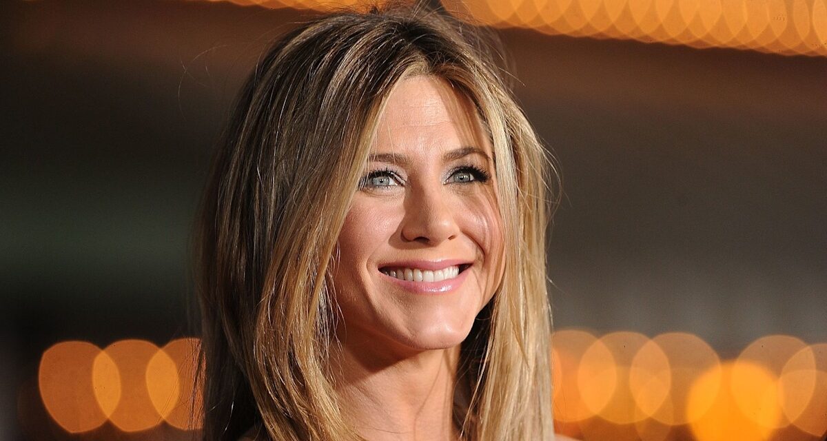 Jennifer Aniston a l&rsquo;air incroyable dans le dernier selfie de la plage trempée du soleil alors qu&rsquo;elle aime le week-end étoilé