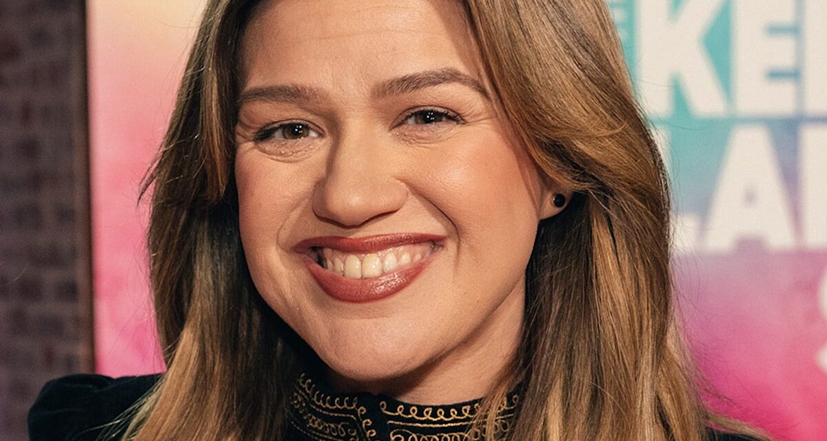 Kelly Clarkson passe à une autre émission dans une énorme mise à jour télévisée – et sa tenue plongeante est tout