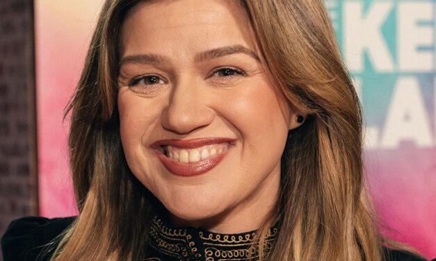 Kelly Clarkson passe à une autre émission dans une énorme mise à jour télévisée – et sa tenue plongeante est tout