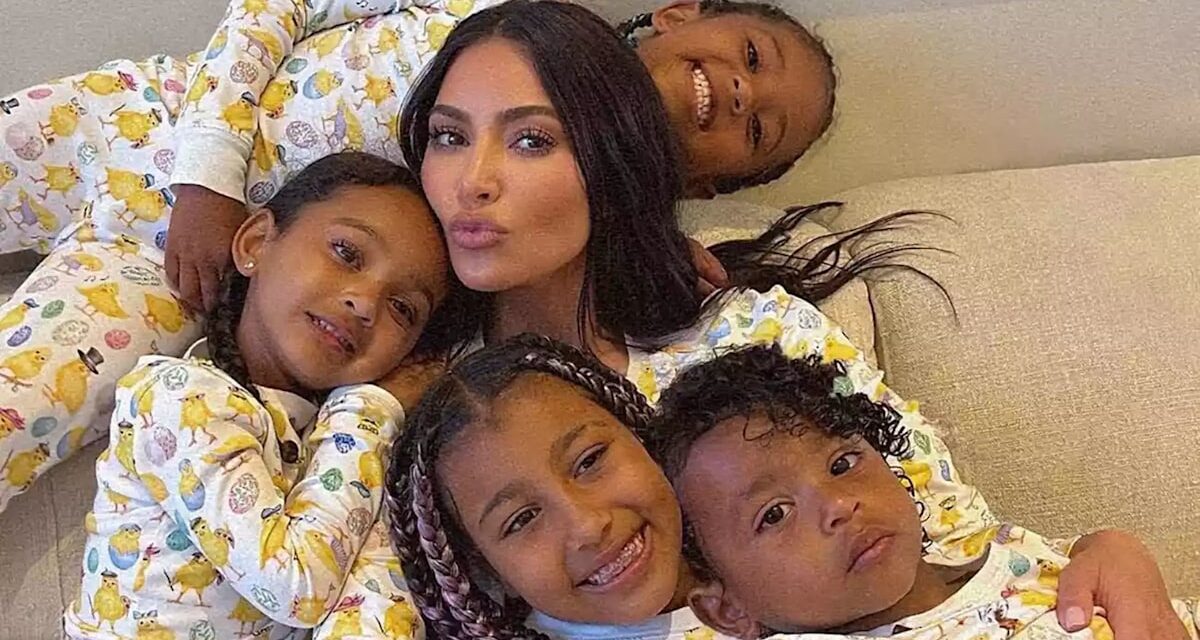 Kim Kardashian soutenue par des enfants au milieu d&rsquo;une énorme célébration de jalon: «Le voyage était réel»