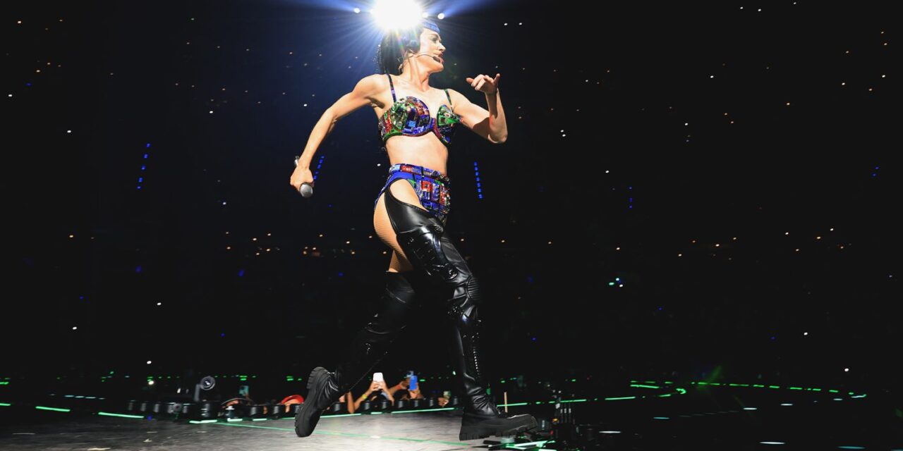 Katy Perry évite de justesse le dysfonctionnement de la garde-robe sur scène
