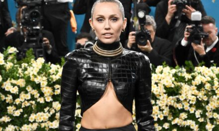 Miley Cyrus a mis des soins intensifs après l&rsquo;infection a provoqué la rotule à «se désintégrer»