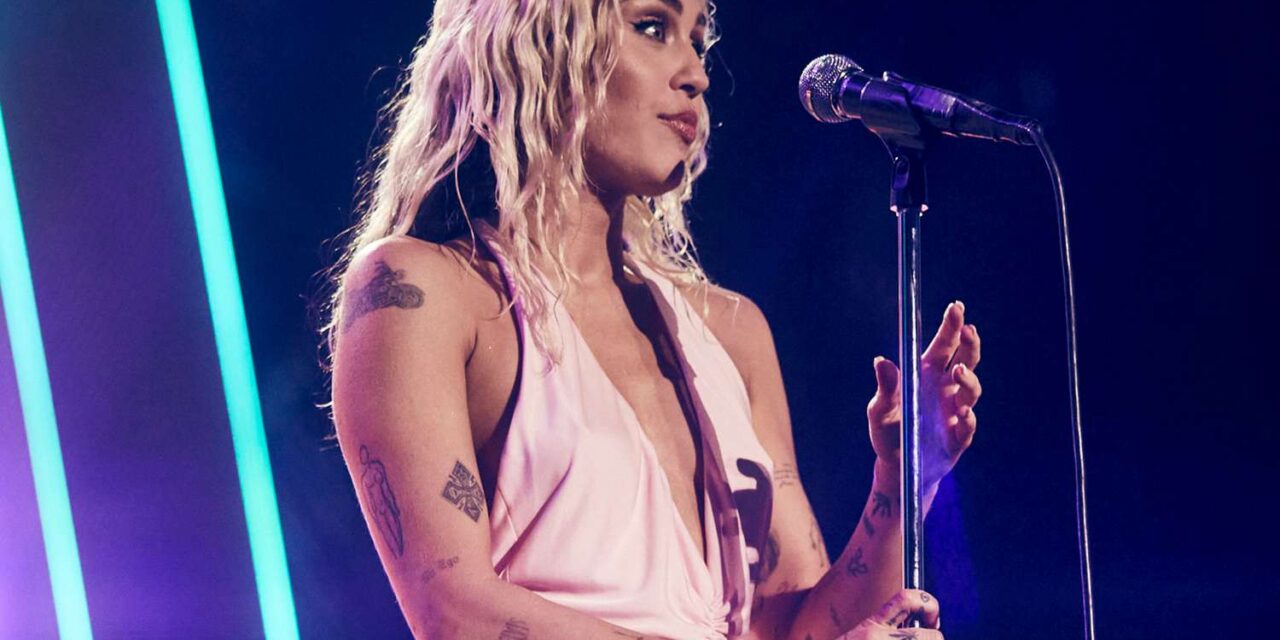 Miley Cyrus révèle qu&rsquo;elle a rompu le kyste ovarien pendant la performance