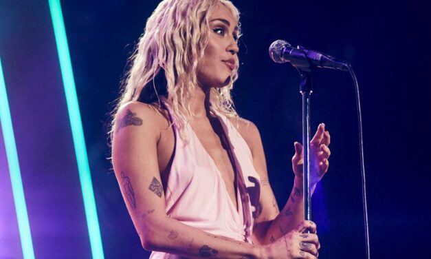 Miley Cyrus révèle qu&rsquo;elle a rompu le kyste ovarien pendant la performance
