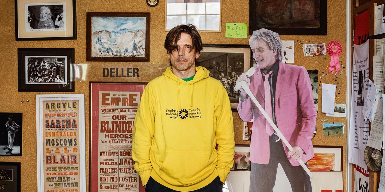 À l&rsquo;intérieur du studio nostalgique et éclectique de l&rsquo;artiste multidisciplinaire Jeremy Deller