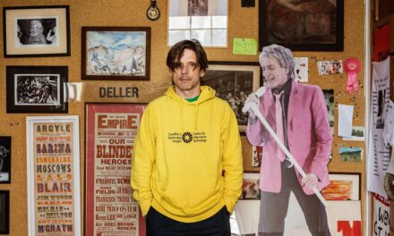 À l&rsquo;intérieur du studio nostalgique et éclectique de l&rsquo;artiste multidisciplinaire Jeremy Deller