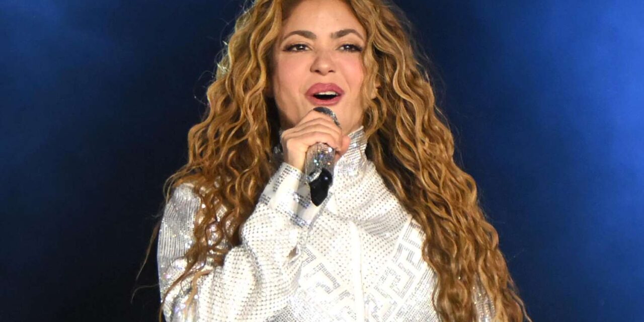 Shakira tombe sur scène avant la performance en direct de «partout, chaque fois»