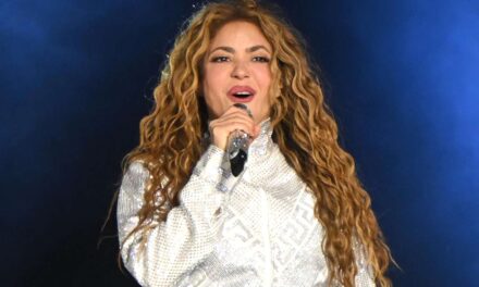 Shakira tombe sur scène avant la performance en direct de «partout, chaque fois»