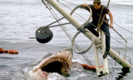 Le nageur bat le dossier pour sensibiliser les requins pour le 50e anniversaire de Jaws
