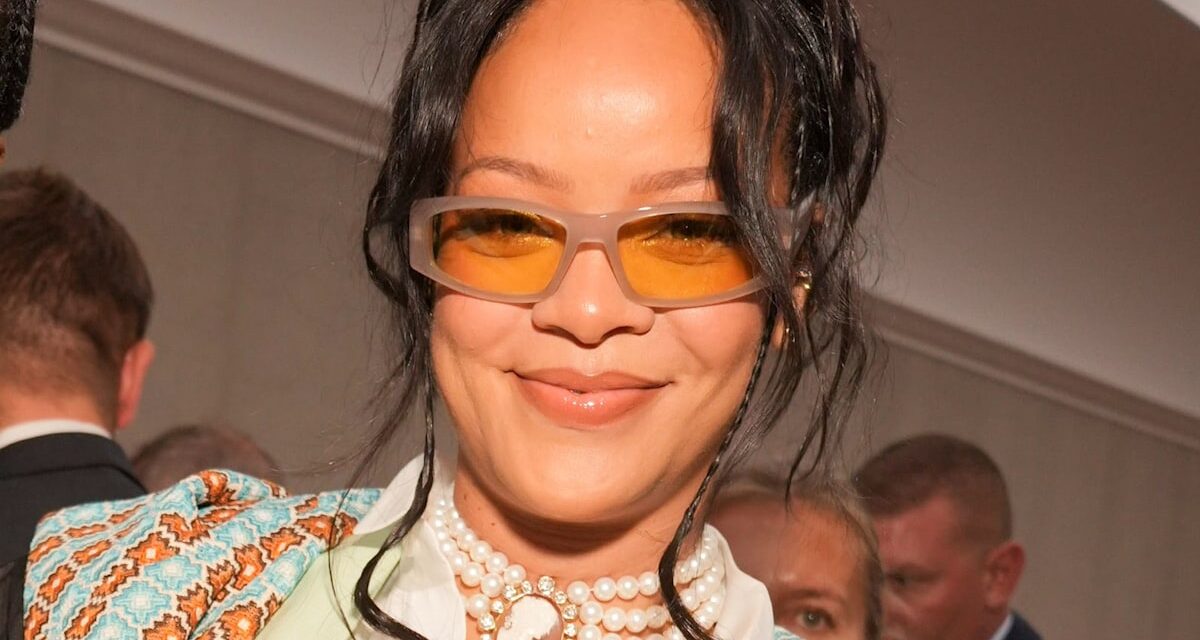 Rihanna berce d&rsquo;école-girl chic en rare apparence publique avec un fils de deux ans