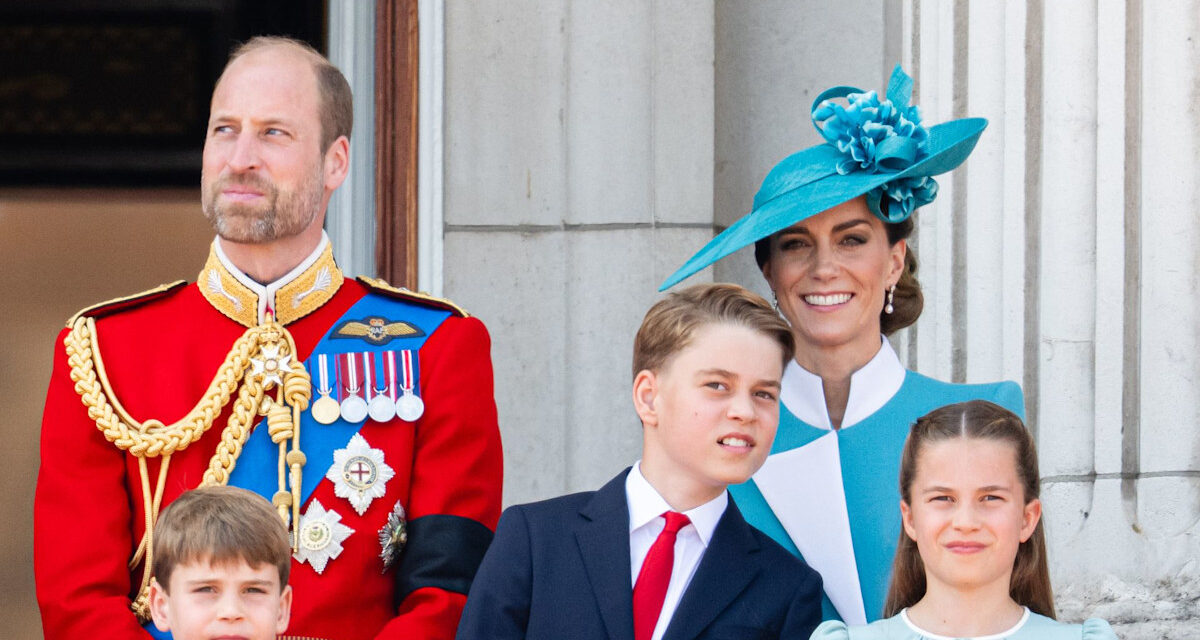 Le prince William et Kate Middleton posent pour une photo de famille à la maison du palais de Kensington après le troupeau de la couleur