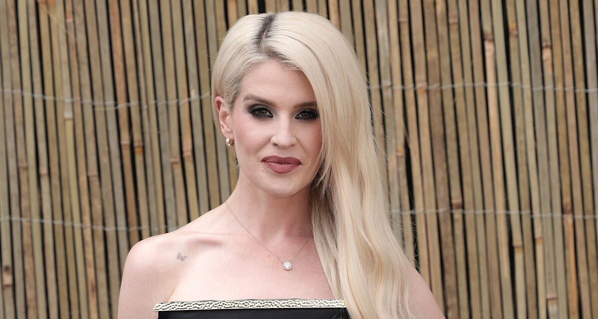 Kelly Osborne fait tourner les têtes alors qu&rsquo;elle vacille dans les talons du ciel – et tu devrais voir ses cheveux