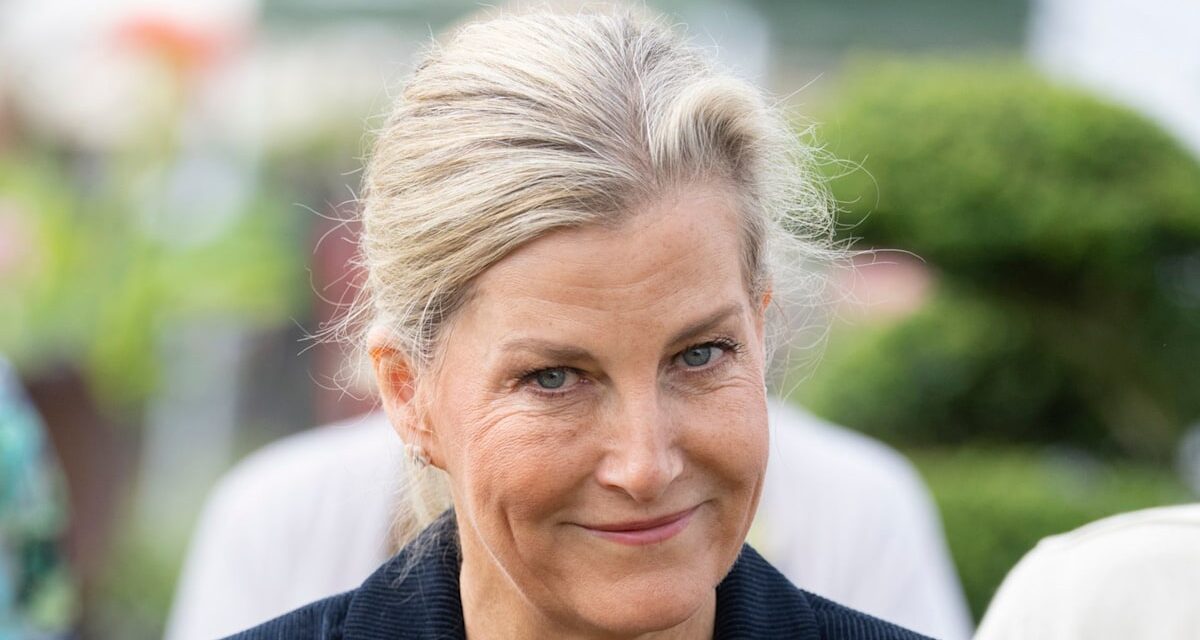 La duchesse Sophie souffre presque de faux pas de mode dans un look de longueur de jambe