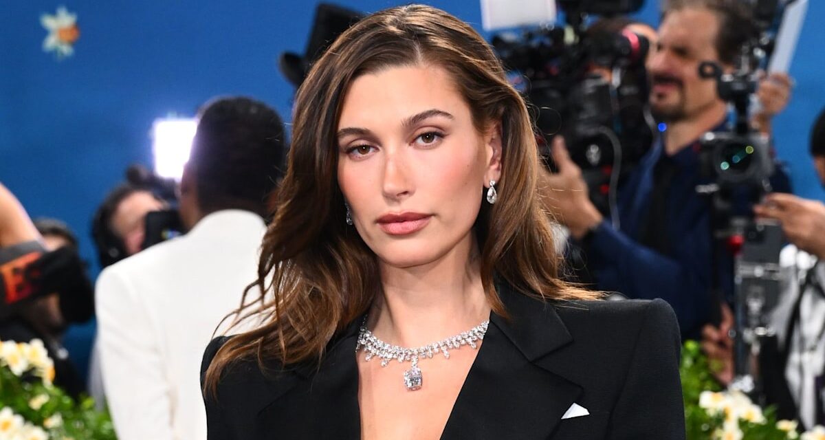 La mini-robe soyeuse silky silky de Hailey Bieber est destinée aux filles informatiques