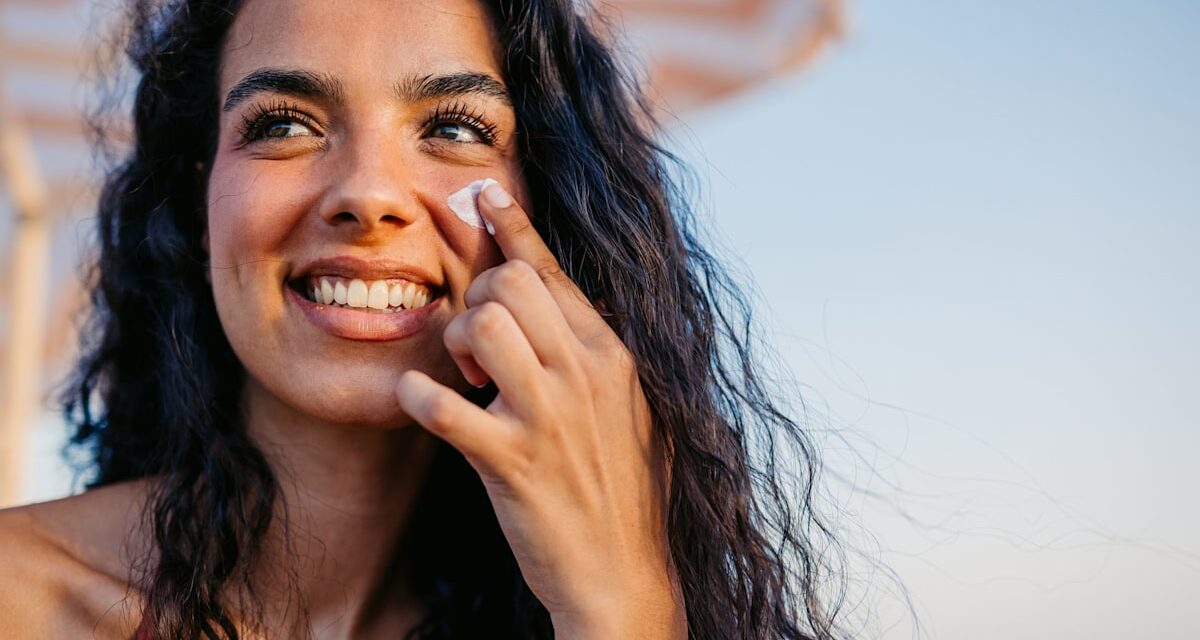7 écrans solaires génies que vous pouvez porter sur le maquillage – des brumes aux poudres, essayées et testées
