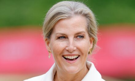 La duchesse Sophie repousse les limites dans une veste de prada recadrée