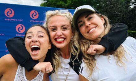 Katya Jones a l&rsquo;air sans effort sportive alors qu&rsquo;elle participe à un événement caritatif Padel