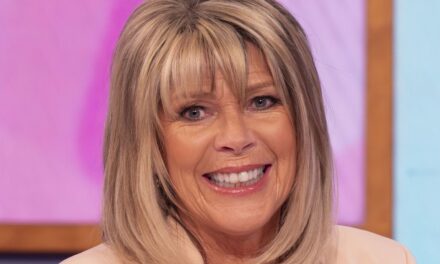 Je suis convaincu que le chemisier facile à briser de Ruth Langsford est idéal pour ce temps