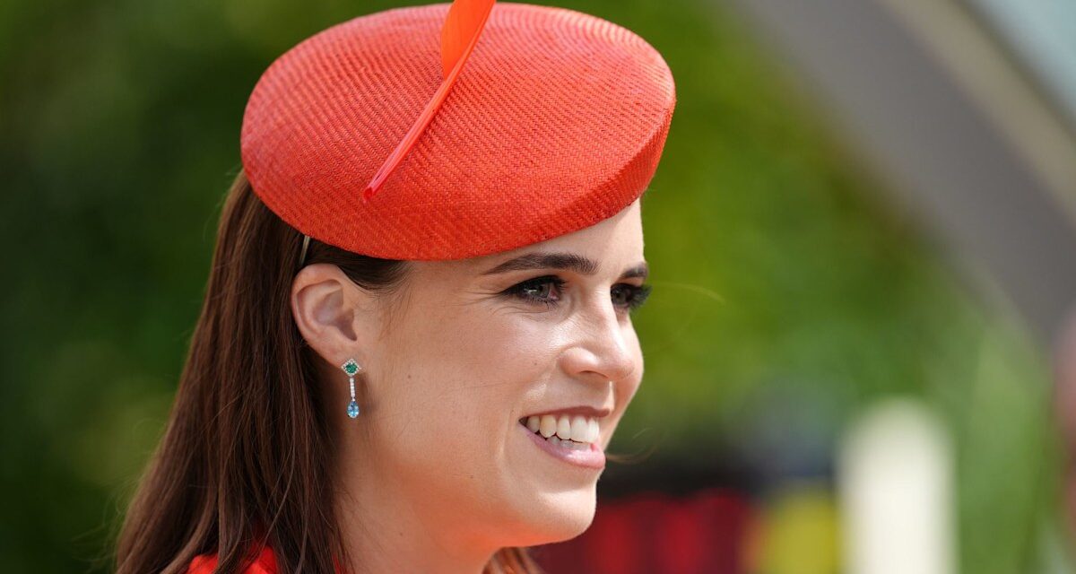 La robe de sifflets rouges vibrants qui a obtenu le sceau royal de l&rsquo;approbation à Ascot