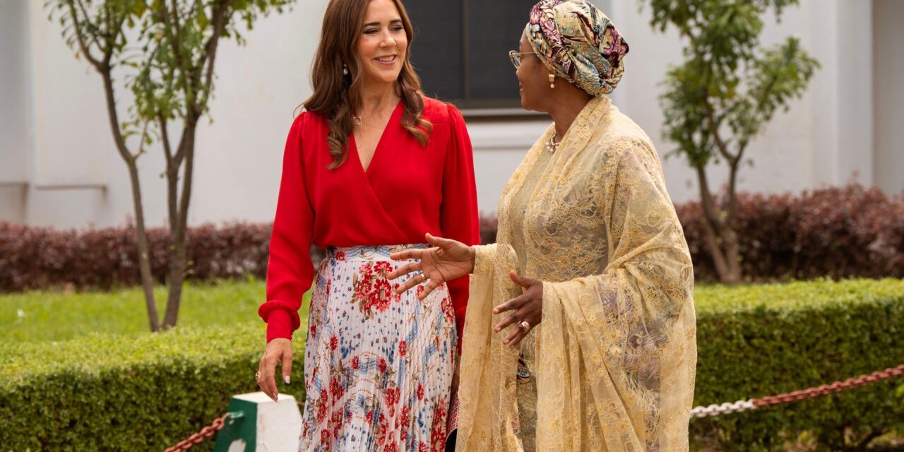 La reine Mary voyage tranquillement à l&rsquo;étranger sans le roi Frederik