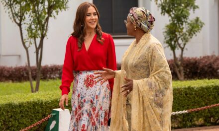 La reine Mary voyage tranquillement à l&rsquo;étranger sans le roi Frederik