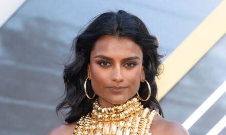 Simone Ashley ravive la tendance de la péplum dans la robe en or showstopping au F1: The Movie Premiere