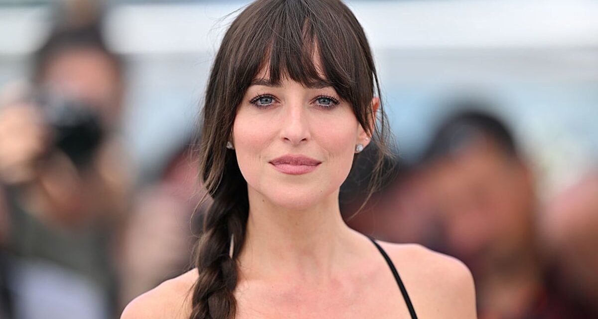 Les «  goulots d&rsquo;étranglement  » de Dakota Johnson sont la coupe de cheveux des filles cool que vous devez essayer pour l&rsquo;été 2025