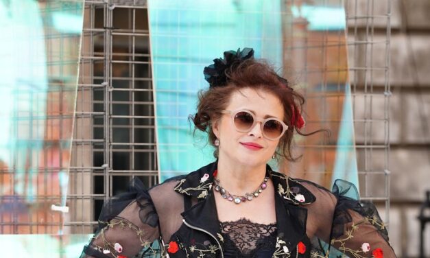 Helena Bonham Carter fait une apparence rare aux côtés de la fille adolescente sombre