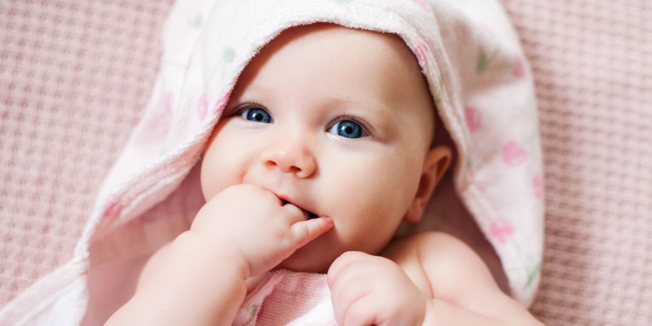 Noms de bébé tendance pour l&rsquo;été 2025 – et les célébrités qui les aiment