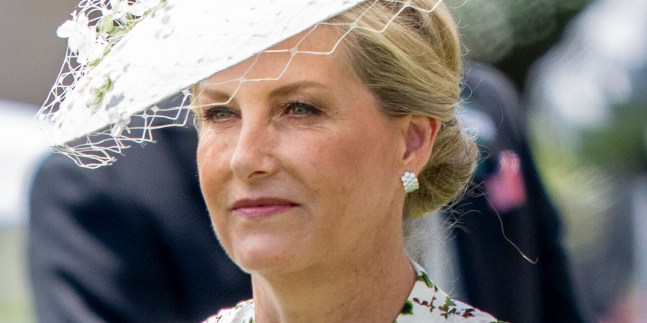 La duchesse Sophie célèbre l&rsquo;anniversaire de la robe et du voile de la soie blanche nuptiale à Ascot 2025
