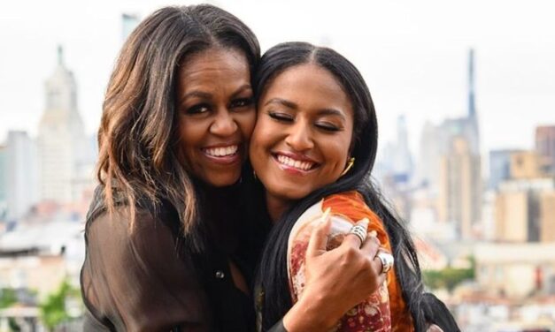 La fille «  douce  » de Barack et Michelle Obama, Sasha étourdisse dans la tenue de plage sur une toute nouvelle photo de famille le 24e anniversaire