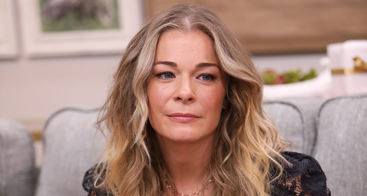 Leeann Rimes se précipite hors de la scène pendant la performance après que ses dents tombent