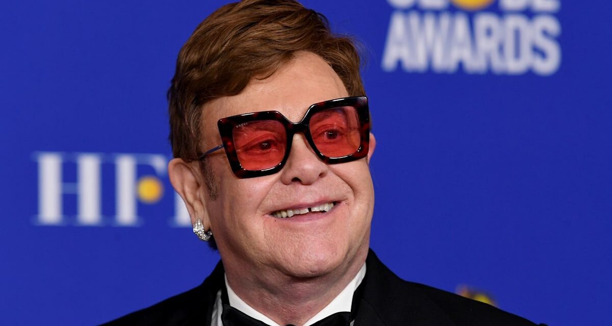 Elton John a l&rsquo;air si en bonne santé qu&rsquo;il ouvre des portes à 4,2 millions de livres sterling «kitsch» dans une photo rare