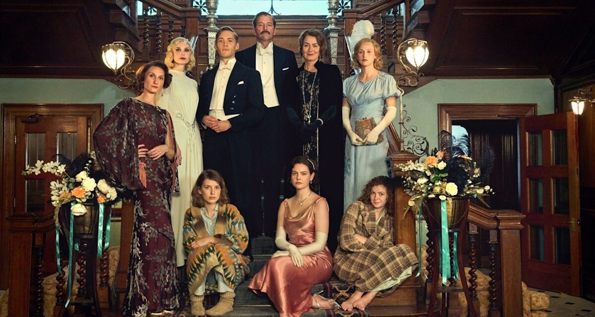 Exclusif: Rencontrez les étoiles donnant vie aux sœurs de Mitford dans «scandaleux»